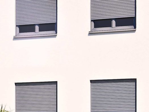 Gelenkarmmarkise ausgefahren Garten
