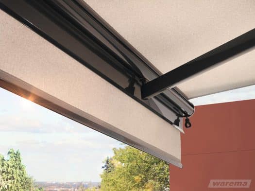 Detailansicht der Gelenkarme und des Ausfallprofils einer Kassettenmarkise
