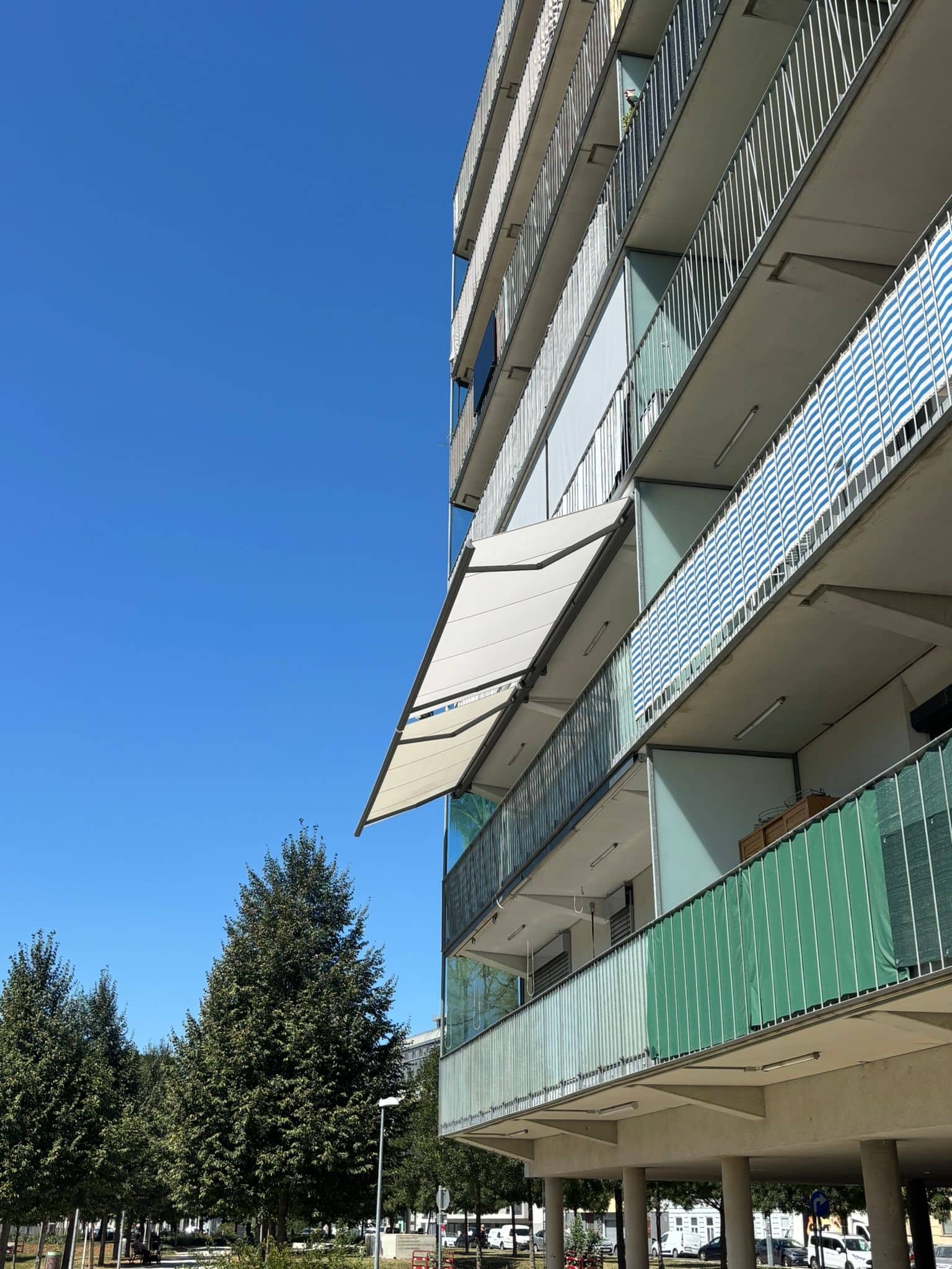 Gelenkarmmarkise über der Terrasse