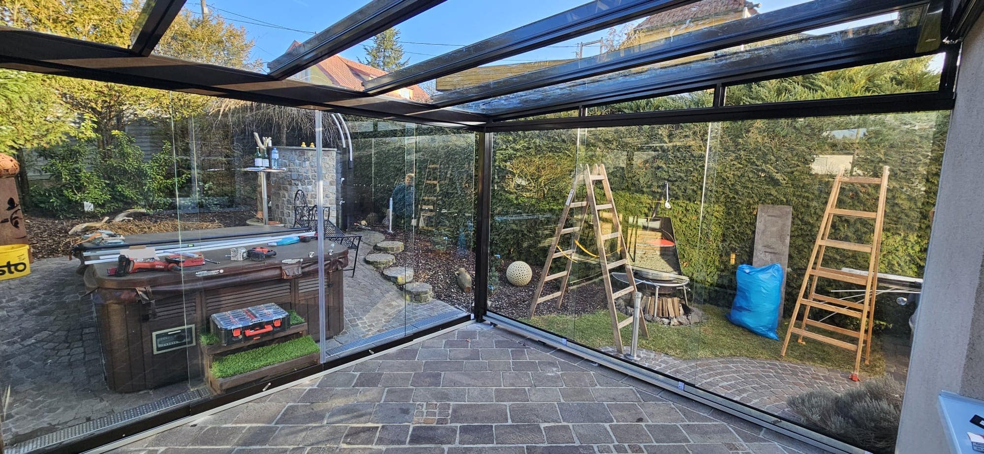 Terrassenüberdachung mit Glasdach im privaten Garten