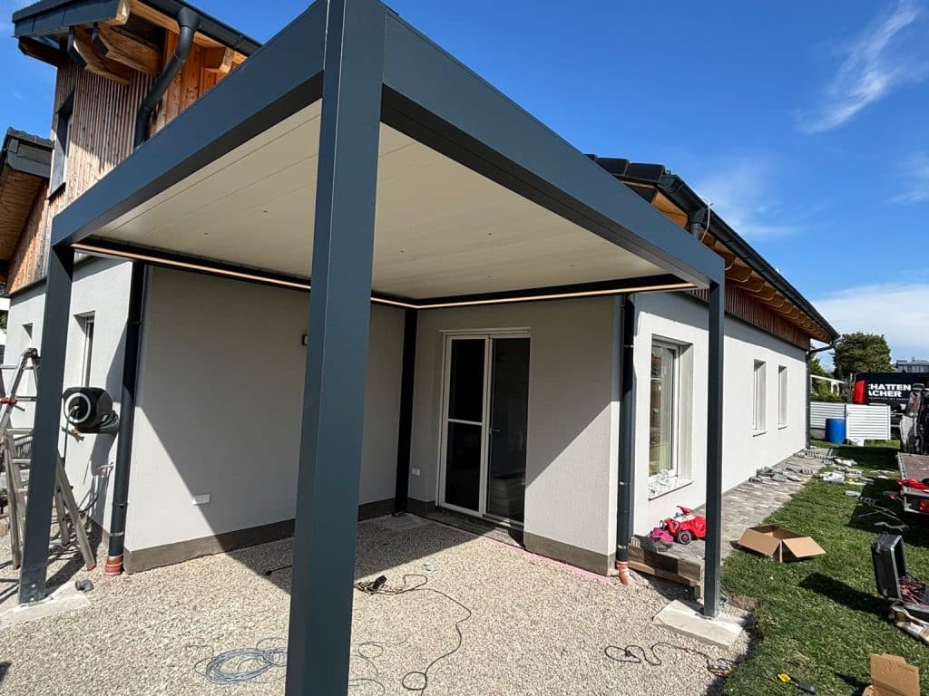 Modernes Lamellendach über der Terrasse eines Einfamilienhauses
