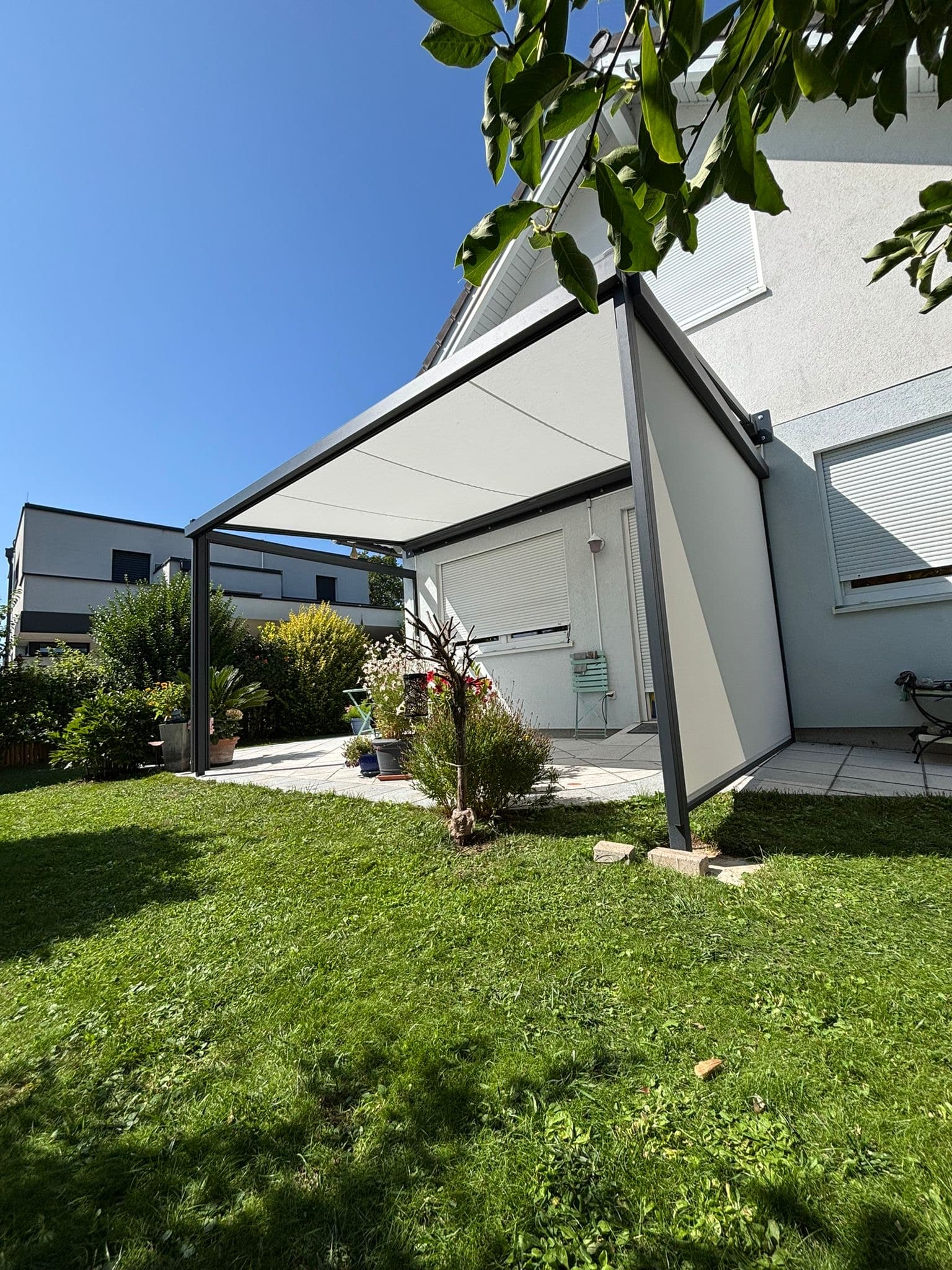 Markise als Sonnenschutz am Einfamilienhaus