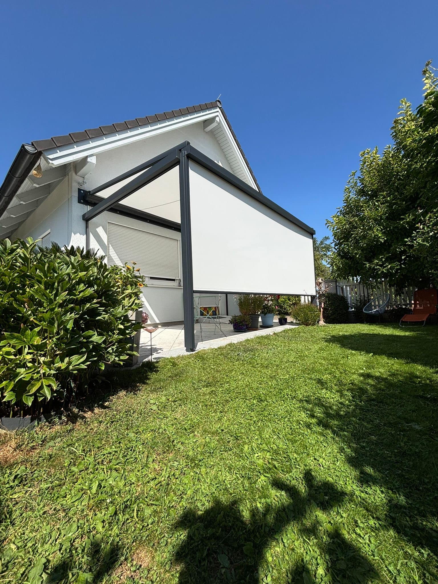Pergola mit textiler Beschattung am Wohnhaus