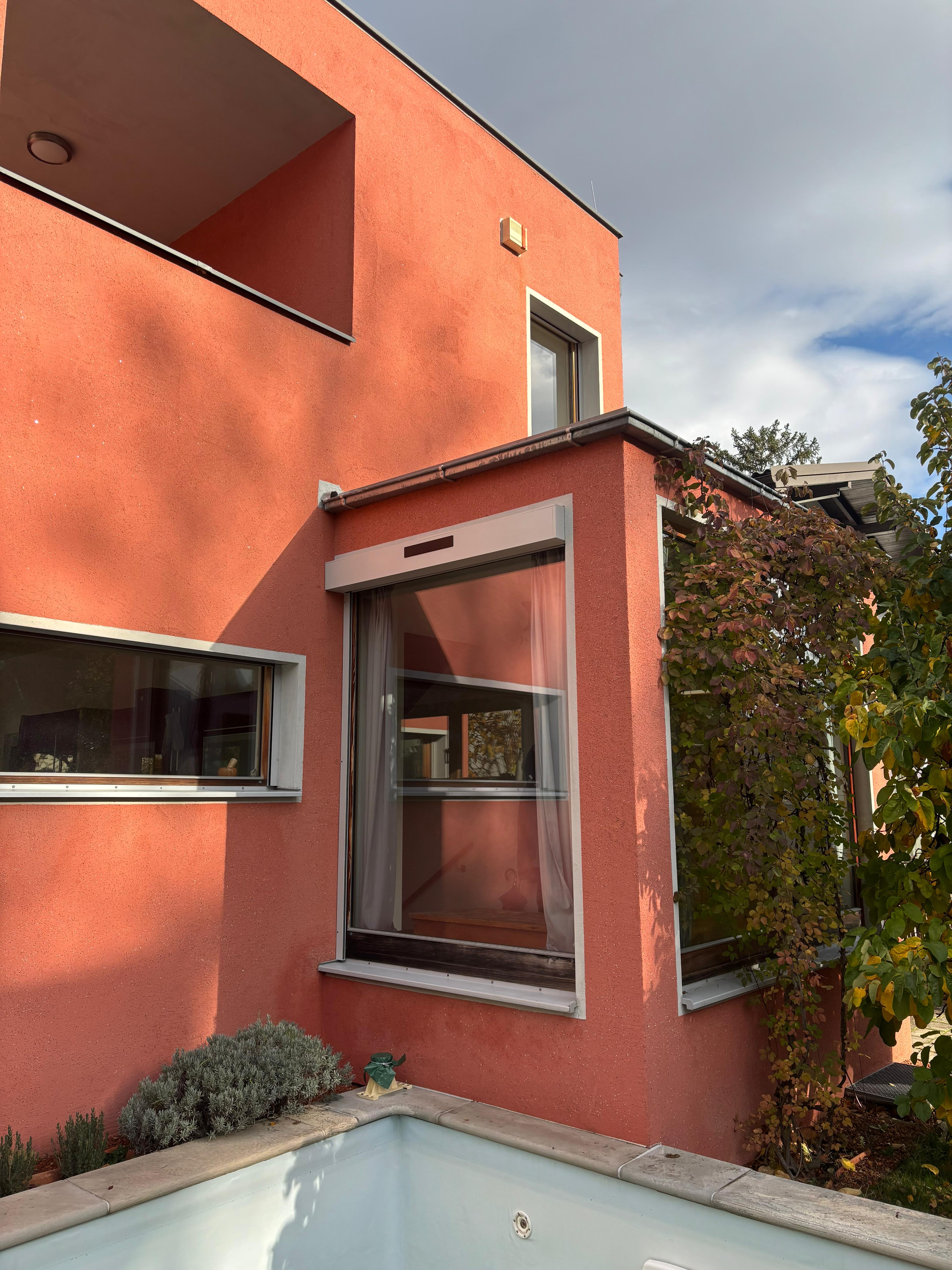 Rollladen als Sonnen- und Sichtschutz am Wohnhaus