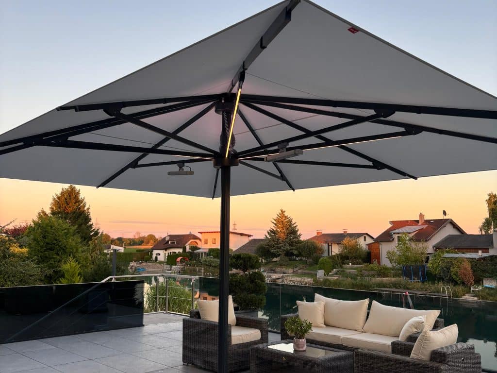 Freiarm-Sonnenschirm über dem Lounge-Bereich am Wasser