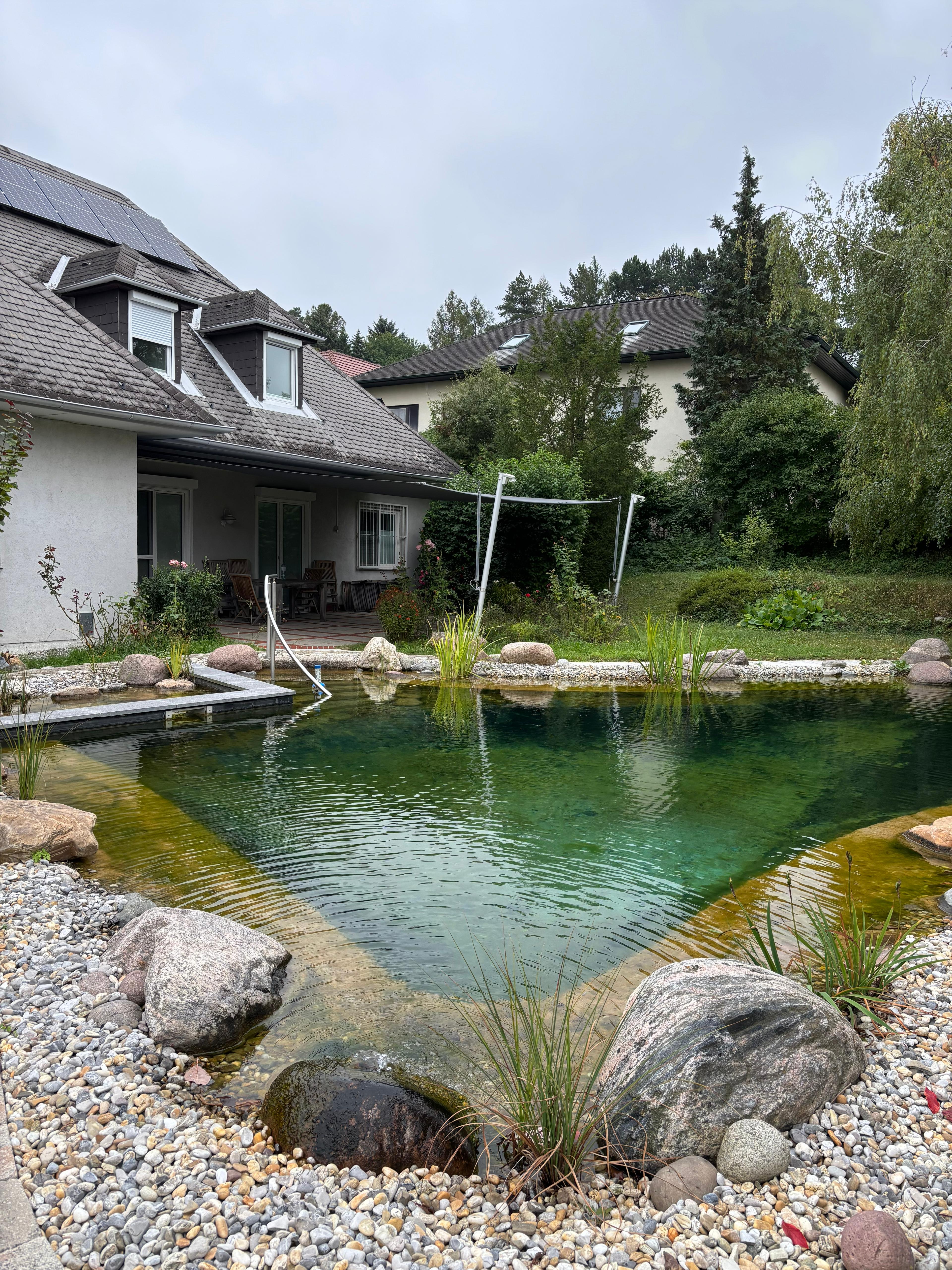 Sonnensegel im Gartenbereich am Naturpool